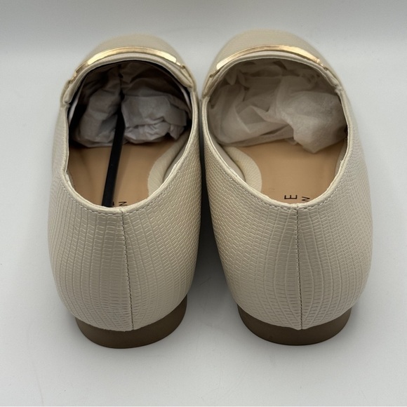 Journee Collection Loafers Women’s 9 Cream Faux Leather Flats Gold Accent New - Picture 4 of 7